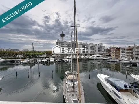 Estudio con terraza y vistas al canal, situado en la zona muy buscada de Caballito de Mar, en Empuriabrava.