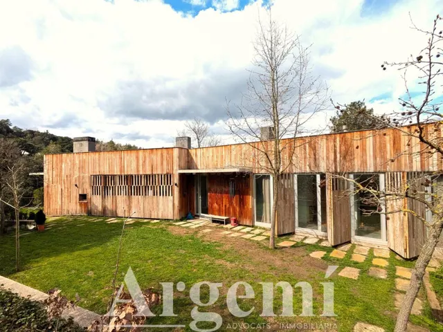 Exclusiva casa moderna en Sant Quirze Safaja - Diseño y natu