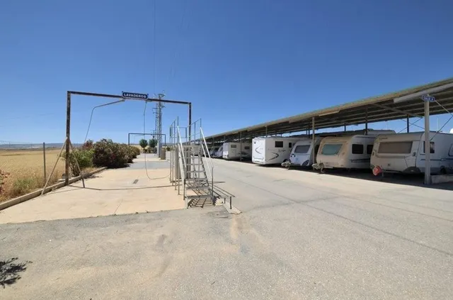 GRAN PARCELA EN VENTA — 28