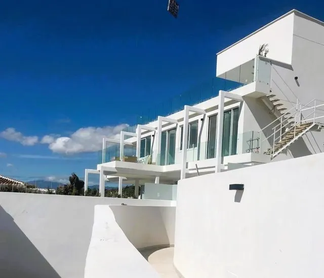 Villas urbanas en Marbella con magnificas vistas al mar. — 26