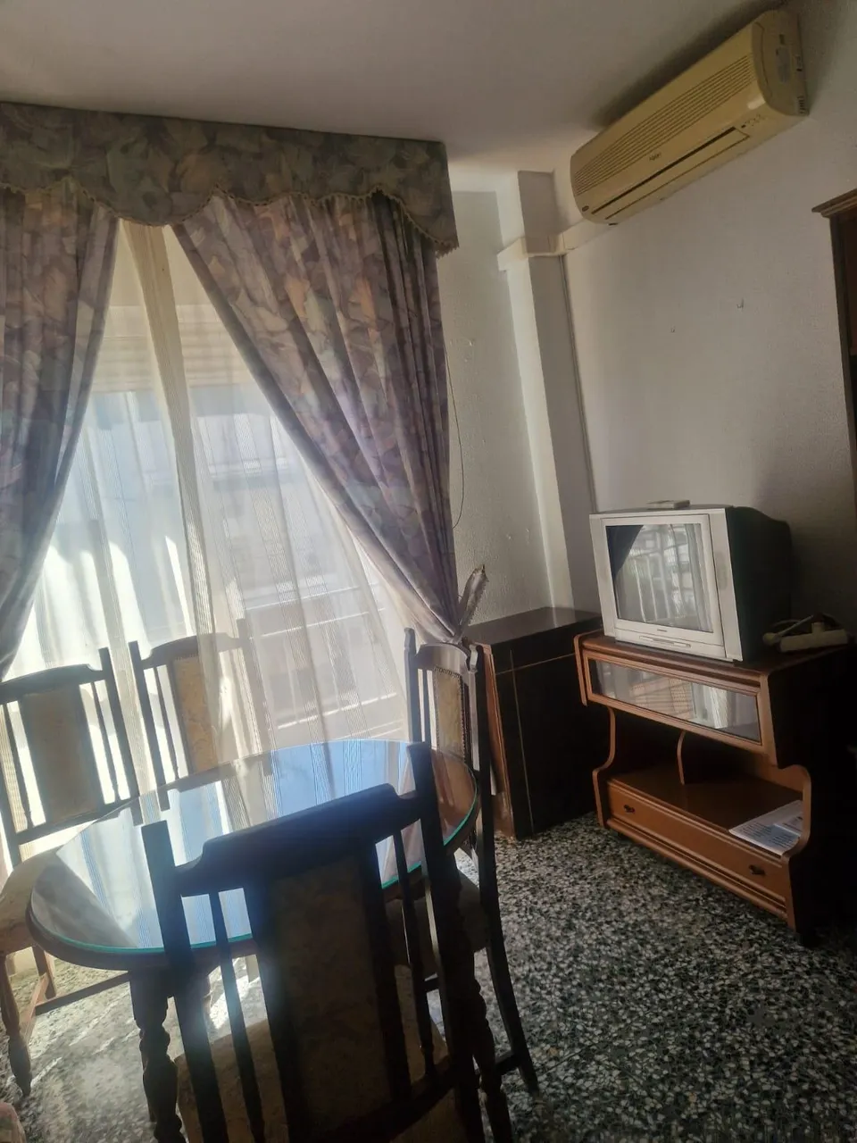 Piso exterior en esquina con ascensor, 3 dormitorios y terraza – Av. Barcelona