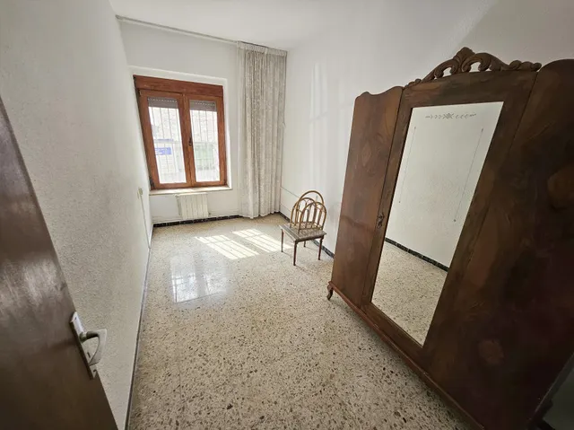 Se vende casa en casco antiguo de Oropesa, detrás del ayuntamiento. Casa con fachada a 3 calles — 15