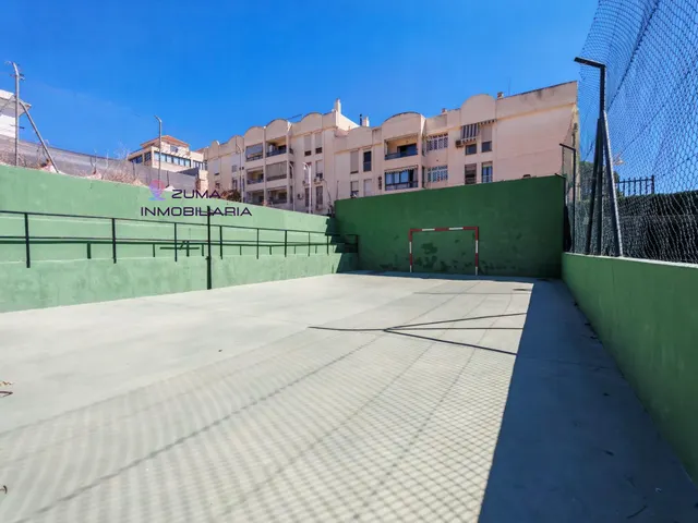 Piso en Málaga con piscina comunitaria y terraza. — 23
