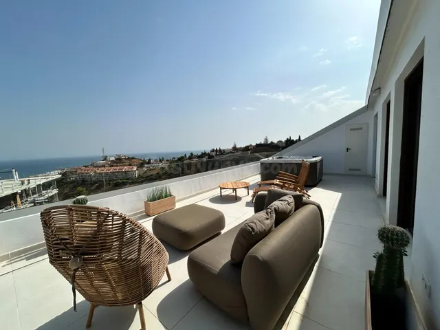 Venta de ático con tres dormitorios en Benalmádena, Málaga, 