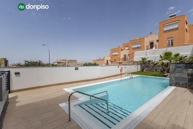 Estudio de reciente construcción con piscina, garaje y zonas comunes en Granada — 11