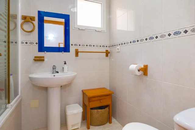 Apartamento de 2 dormitorios con piscina comunitaria en Torrevieja — 18