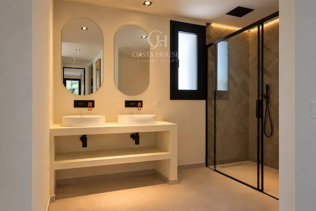 Villa arbela · luz, vida exterior y vistas abiertas al montgo en javea — 12