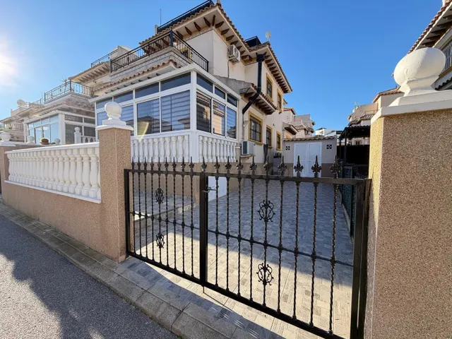 BONITO ADOSADO EN ORIHUELA COSTA: 2 HAB; 2 BAÑOS - foto 2