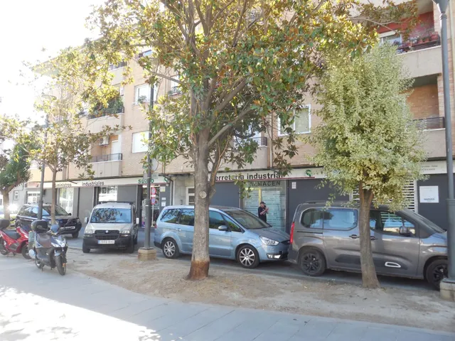 Piso en Armila junto parada de metro todo exterior. — 2