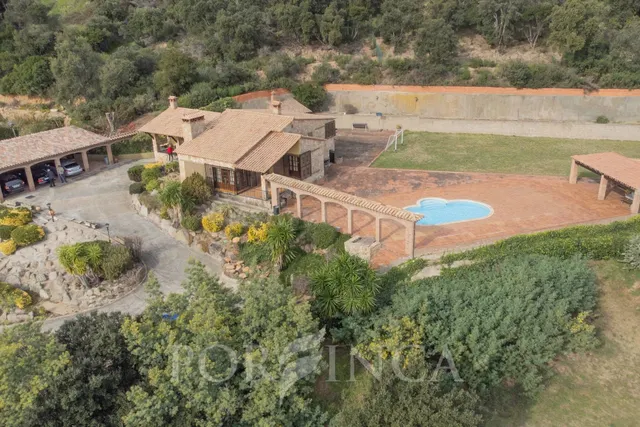 Villa Rústica en plena naturaleza de la Costa Brava con Pisc