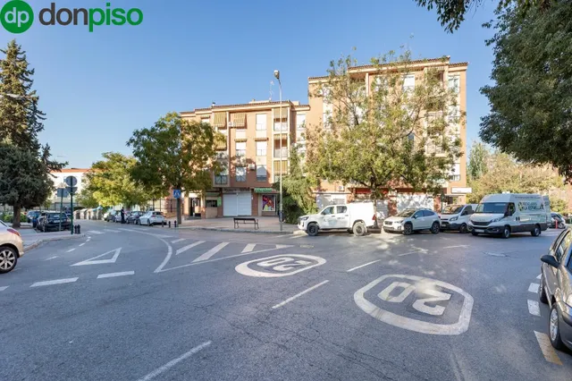 VENTA DE LOCAL EN URBANIZACION PARQUE NUEVA GRANADA (GRANADA) — 18