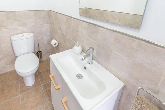 ¡Descubre el hogar de tus sueños en este espectacular chalet independiente! — 39
