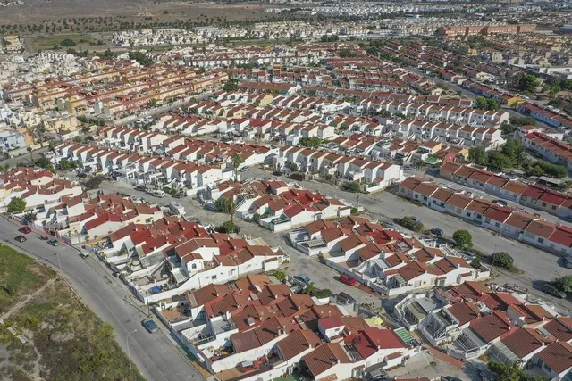 Tu refugio mediterráneo frente a la laguna rosa: un bungalow con amplio patio y muchas posibilidades — 23