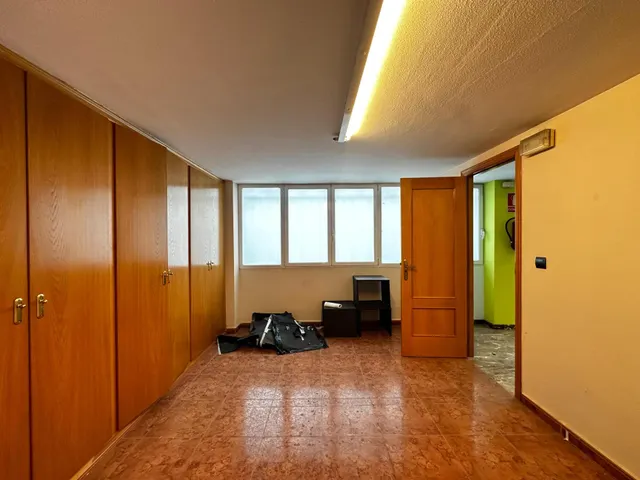 Local comercial con oficinas y zona de trabajo — 10