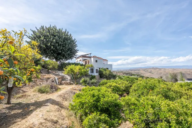 Casa con parcela en perfecto estado — 18