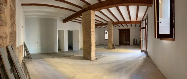 2 LOCALES,  EN EL CARMEN (PLAZA SANTA CRUZ) PARA CONSTRUIR  2 MAGNIFICOS PISOS TURISTICOS, — 4
