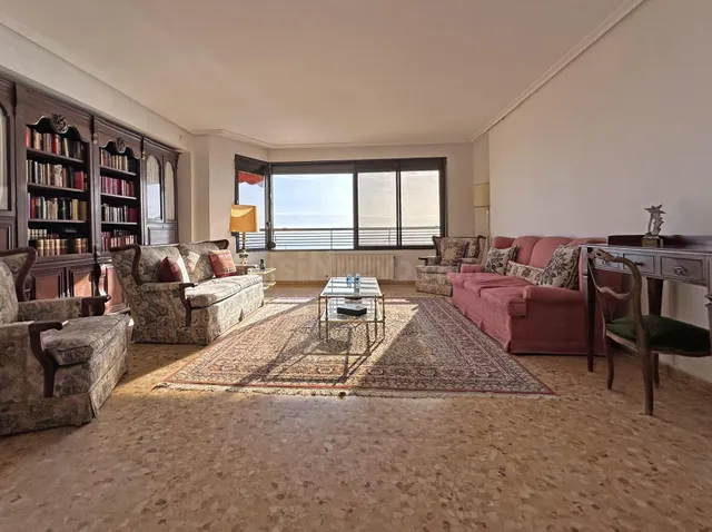 Piso luminoso en primera línea de mar con vistas abiertas. - foto 4