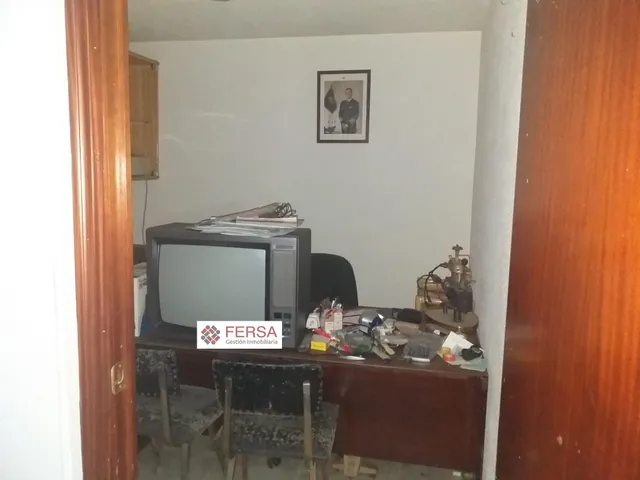 SE VENDEN TRES LOCALES COMERCIALES EN PLENO CENTRO. — 38
