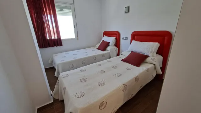 Apartamento ubicado en primera línea playa Daimús, destaca por su privilegiada orientación noroeste que regala vistas despejadas al mar — 9