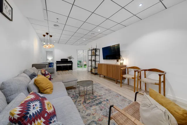 EXCLUSIVA VIVIENDA DE 250M2 EN DOS PLANTAS, CENTRICA Y A 200M DE LA PLAYA DEL CURA — 48