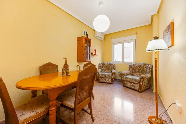 Amplio apartamento de 4 dormitorios en el corazón de Torrevieja — 19