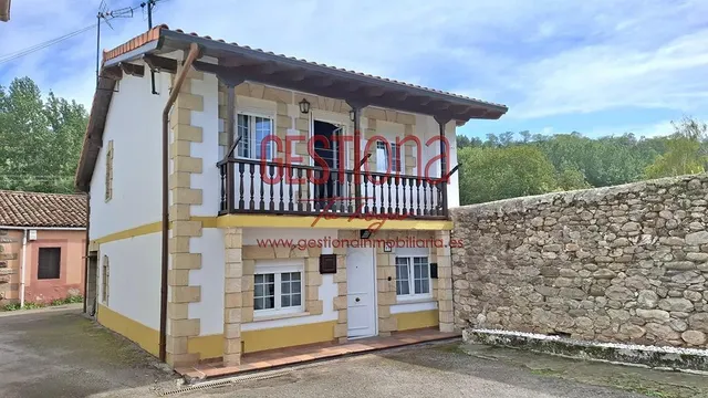 CASA COMPLETAMENTE REFORMADA EN ARENAS DE IGUÑA.