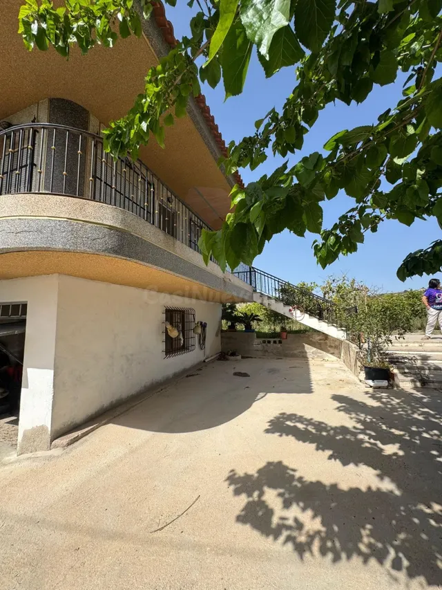 PARCELA DE MÁS DE 12.000 M2 CON CASA CONSTRUIDA Y ZONA DE BA - foto 3