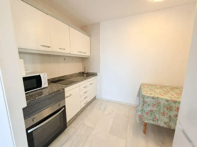 Apartamento con una gran terraza esquinera en  la urbanización Arpón II, en el kilómetro 4 de La Manga del Mar Menor. — 16