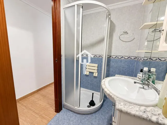 PISO EN VENTA EN ALICANTE. ZONA DE LA FLORIDA. 134m2 CON 4 habitaciones DOBLES, 2 BAÑOS COMPLETOS, TERCERA PLANTA CON ASCNESOR, TERRAZA Y DESPENSA. — 38
