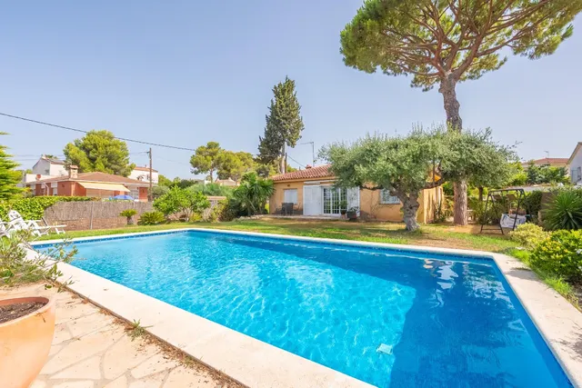Casa de una sola planta de tres 4 habitaciones con piscina y