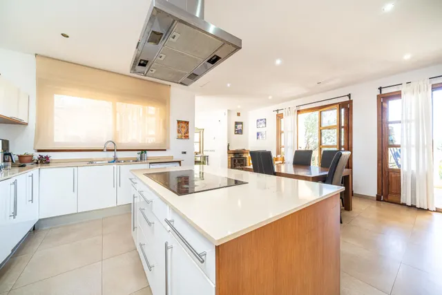 Chalet unifamiliar de 5 dormitorios y 5 baños, con piscina, garaje, ascensor y apartamento de invitados en Peguera (Calvià) — 26