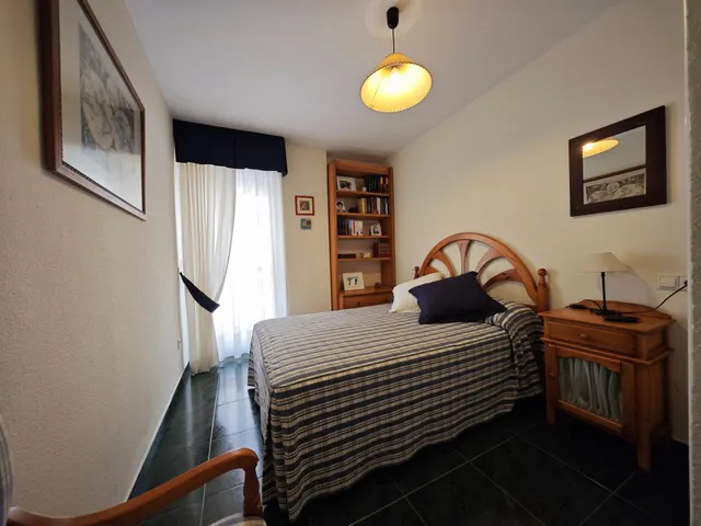 PISO CENTRICO EN FUENGIROLA CON VISTAS LATERALES AL PUERTO JUNTO A LA PLAYA. PERFECTO ESTADO — 40