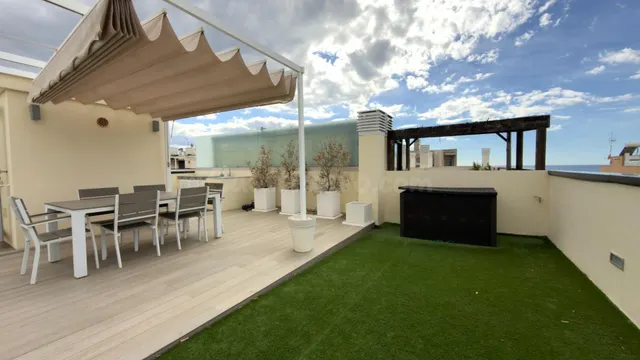 Apartamento de lujo a pasos de la playa con vistas al mar y pisicna comunitaria con  parking y trastero — 4