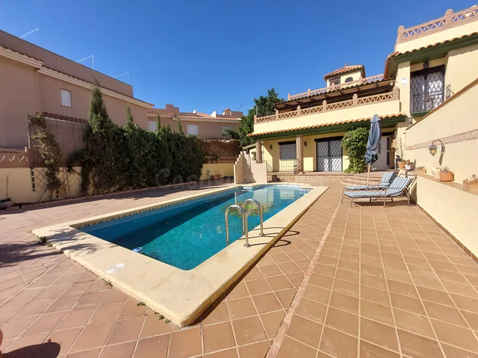 Chalet 6 dormitorios 3 baños, terrazas y piscina en Burjulú.