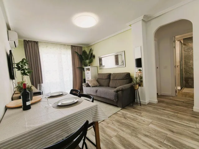 Apartamento reformado con piscina comunitaria, Alicante, Torrevieja. 3 habitaciones | 60 m2 | A 300 metros del mar — 11