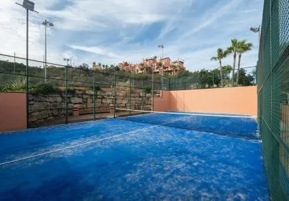 Apartamento en planta baja elevada con jardín privada, en La Mairena. — 25