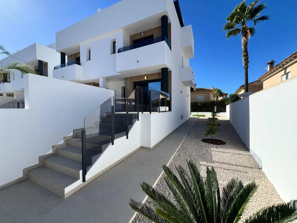 CHALET CON SOLÁRIUM, PISCINA Y SÓTANO