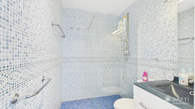 Casa moderna con cuatro habitaciones, piscina y garaje — 34