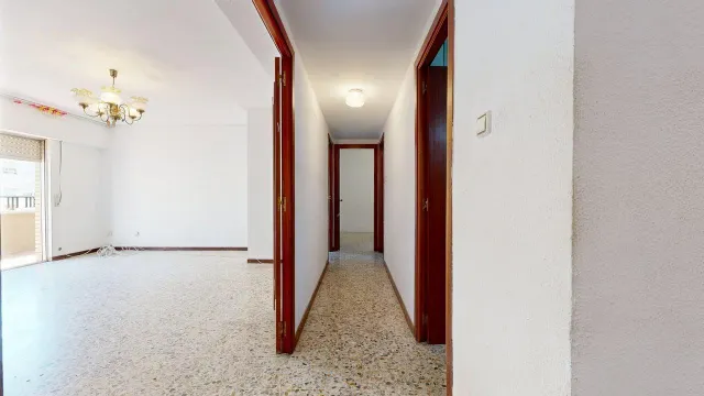 Piso de 77 m2 útiles. Distribuidos en tres dormitorios, salón, cocina, baño y zona de aparcamiento en la parte interior de la urbanización — 9