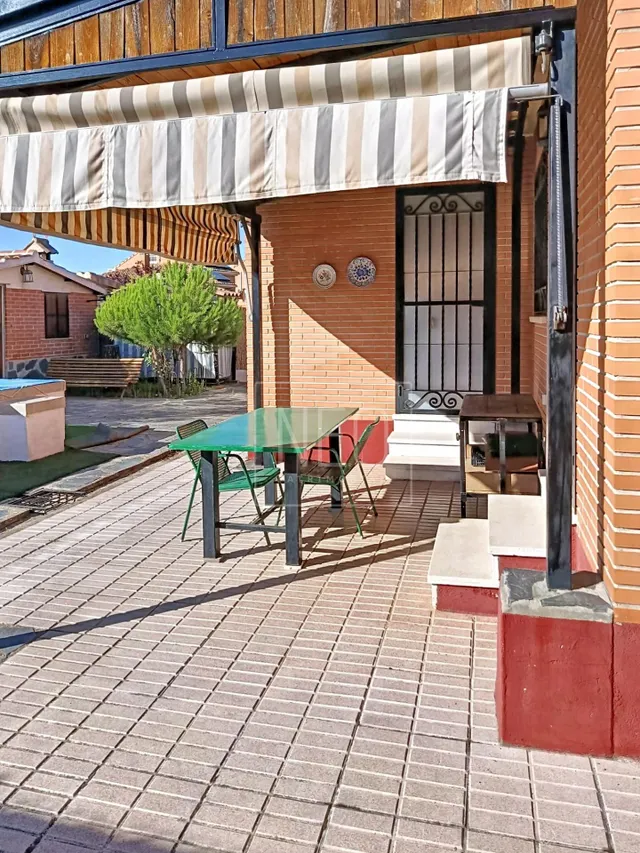 UNIFAMILIAR INDEPENDIENTE EN CALLE ALCORCON, MORALEJA DE ENMEDIO. — 26