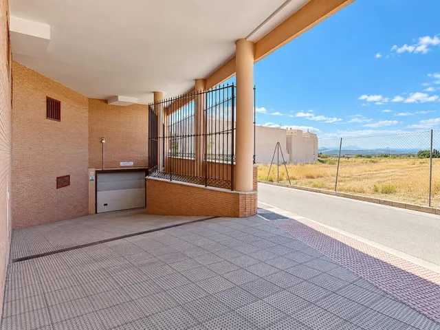 Bonito piso exterior y luminoso de dos dormitorios, baños y aseo en Albolote junto al metro y con plaza de garaje — 32