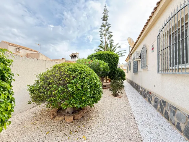 Impresionante Chalet Independiente en El Chaparral, Torrevieja — 12