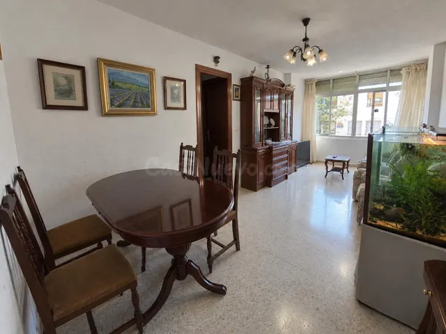 Piso de 80 m2 con ascensor en zona Rafael Alberti, Algeciras — 2