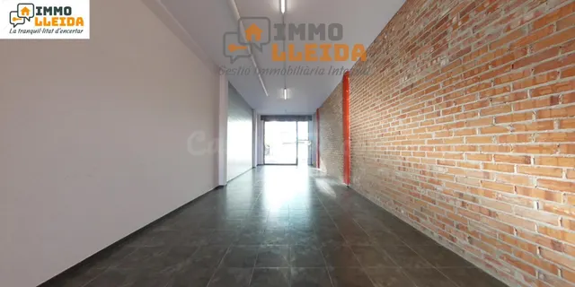 ¡Amplio local situado al lado de la zona comercial en auge d