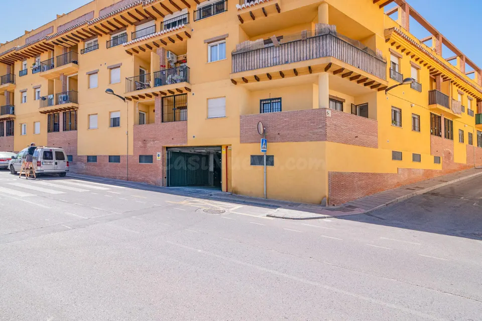 PISO CON PATIO Y COCHERA EN LA ZUBIA