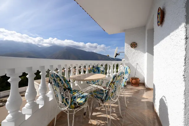 Casa de 6 dormitorios con piscina privada, terrazas y espectaculares vistas en Órgiva – Granada — 11