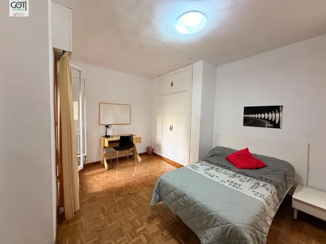 Amplio y Moderno Piso en el Corazón de Granada por €900 — 9