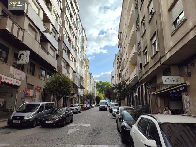 Amplio y Céntrico Piso Reformado en Ourense . Zona parque Barbaña. 0 — 18