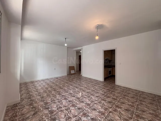 Piso de 2 dormitorios con patio en zona bien comunicada - foto 3