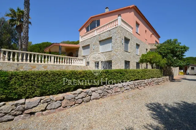 Casa en venta con gran parcela frente al mar en Canet de Mar - foto 3